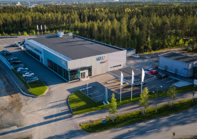 Entré till Audihuset och Motorcentralen sett snett från ovan en solig dag.