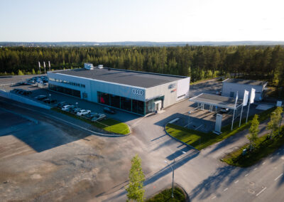 Audihuset sett snett från ovan en solig sommardag.