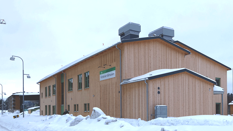 Förskolan Kålmasken i Umeå med träfasad och klimatsmart trästomme i vintermiljö.