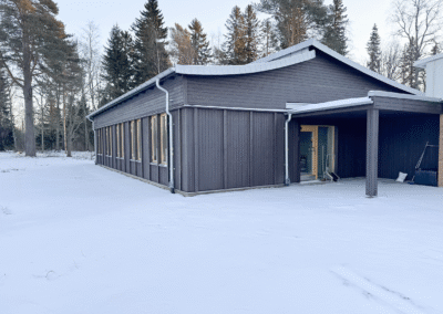 Entré till ny tillbyggnad vid Hörnefors församlingsgård med gemensamma ytor.