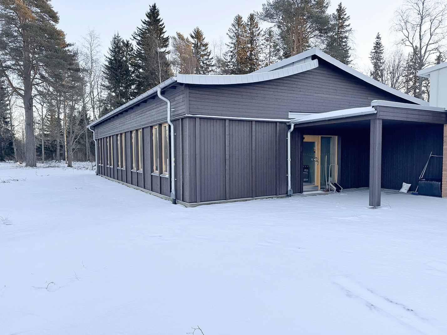 Entré till ny tillbyggnad vid Hörnefors församlingsgård med gemensamma ytor.