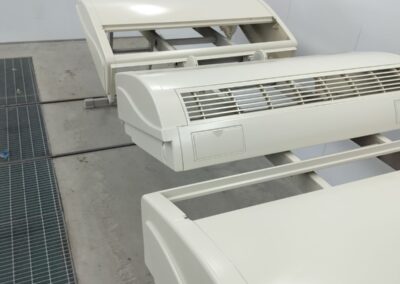 Demonterade klimatenheter placerade på golv i teknikutrymme.